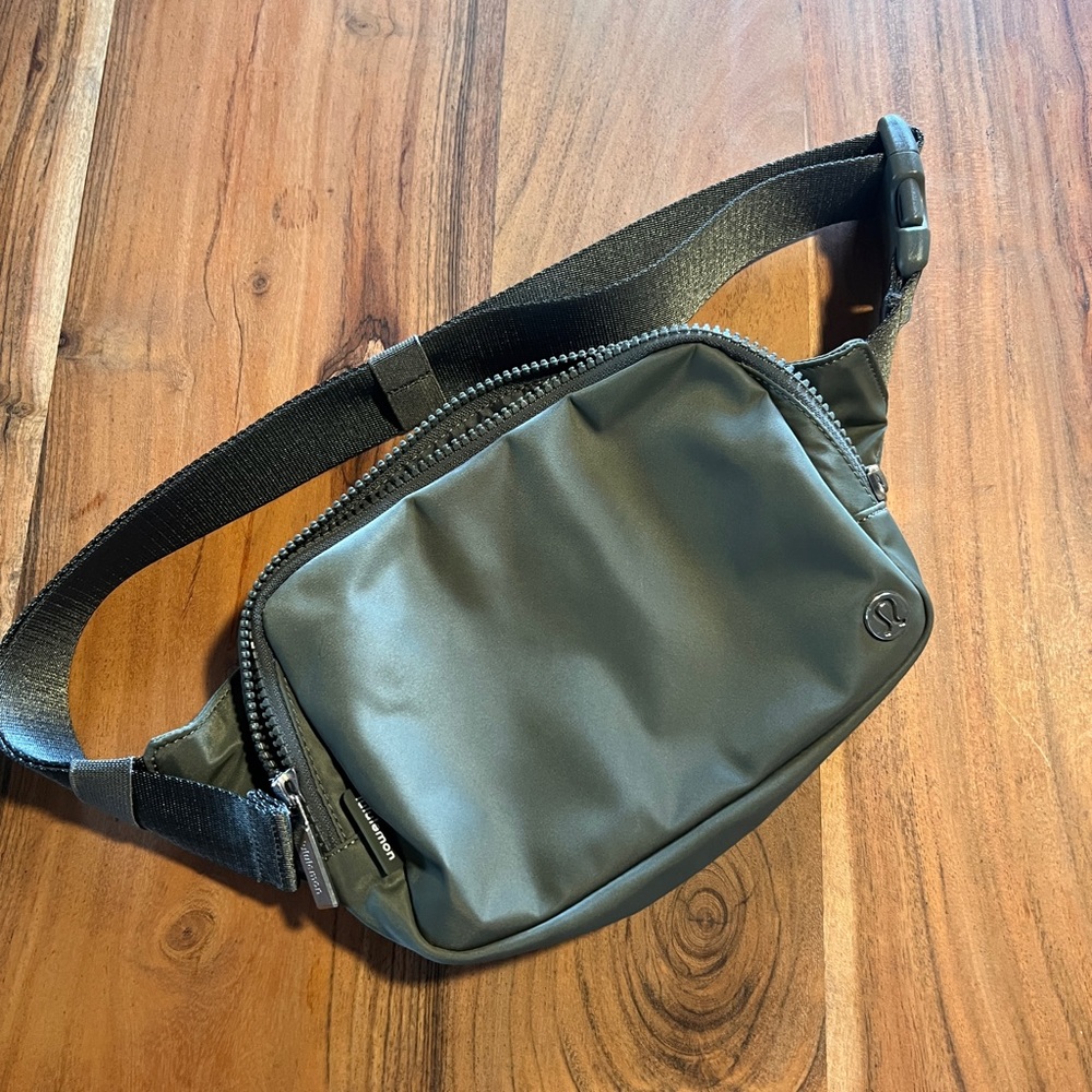 Lululemon Everywhere Belt Bag 2L Green Sage